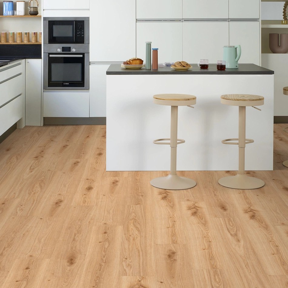 Tarkett Vinylboden Primary Oak Light Brown in der Küche mit Kochinsel und Barhockern