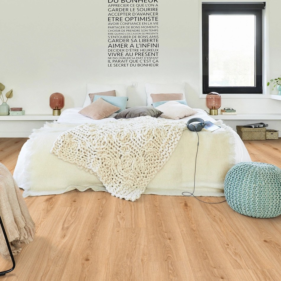 Tarkett Vinylboden Primary Oak Light Brown im Schlafzimmer mit Doppelbett