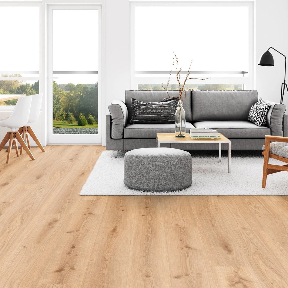 Tarkett Vinylboden Primary Oak Light Brown im hellen Wohnraum mit grauem Sofa