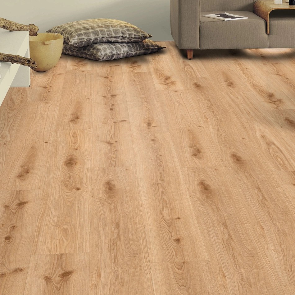 Tarkett Vinylboden Primary Oak Light Brown im Wohnzimmer mit Sofa und Kissen